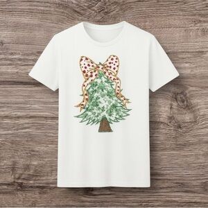 Women’s Christmas Tree Graphic Tee – White Holiday Shirt NWT Small🎄🎀